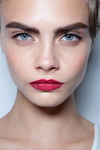 Latest-Trend-Thick-Eyebrows-Style-Picture