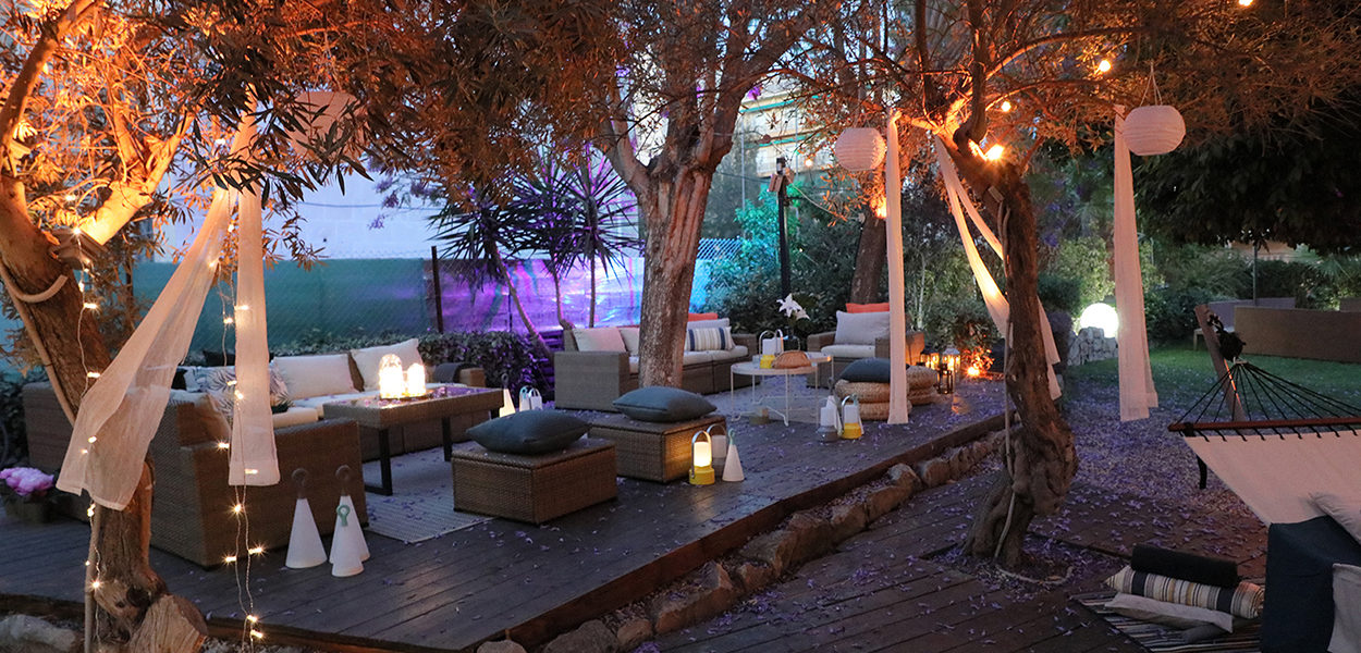 Τραπεζάκια έξω/ cover