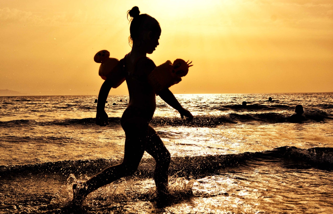 silhouette-of-girl-running-on-the-seashore-during-golden-160675 Photo Free ...