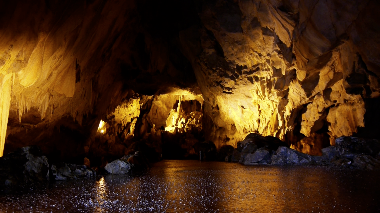 Gold cave. Золотая пещера Сырейка. Золотая пещера Самарская область. Пещера пещерного дракона. Драконьи пещеры на Майорке.