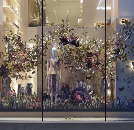Η Dior «ανθίζει» με μια σειρά από φαντασμαγορικές βιτρίνες
