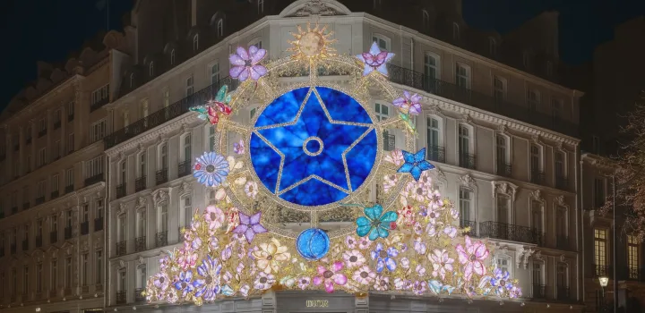 Παραμυθένιες βιτρίνες στο Νο30 της Avenue Montaigne