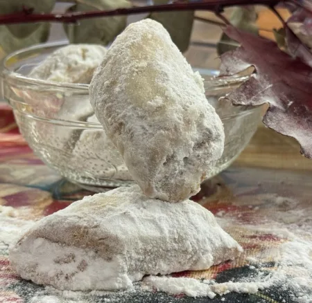 «Κουραμπιέδες αλλιώς: γλυκιές παραδόσεις με άχνη και αγάπη»