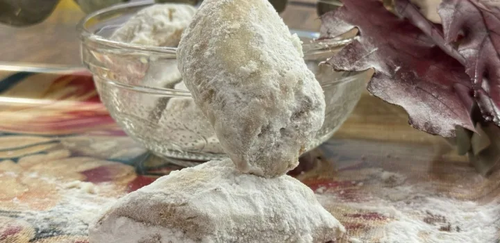 «Κουραμπιέδες αλλιώς: γλυκιές παραδόσεις με άχνη και αγάπη»