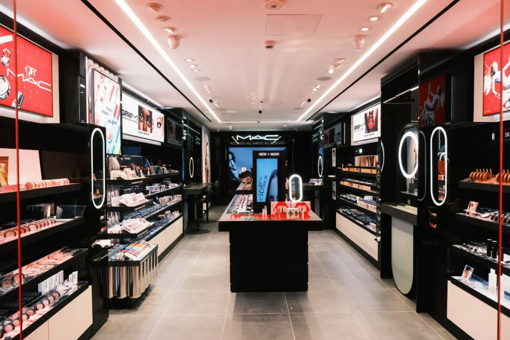 MAC Cosmetics /cover foto