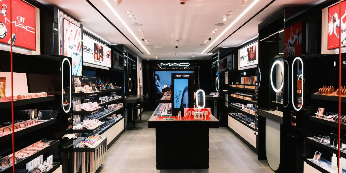 MAC Cosmetics /cover foto