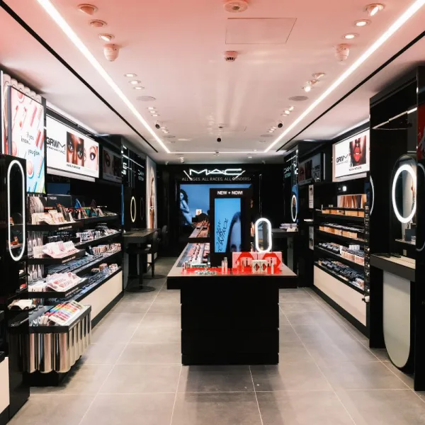 MAC Cosmetics /cover foto