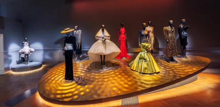 Schiaparelli: Η μόδα γίνεται τέχνη & εκτίθεται στο V&A του Λονδίνου