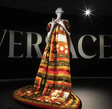 Gianni Versace: Aναδρομική έκθεση αποκαλύπτει την κληρονομιά ενός θρύλου της μόδας