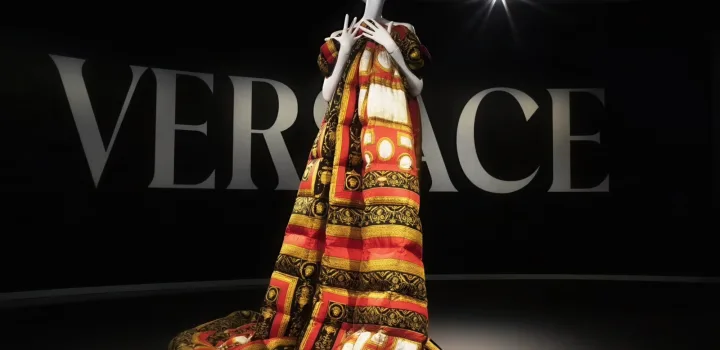 Gianni Versace: Aναδρομική έκθεση αποκαλύπτει την κληρονομιά ενός θρύλου της μόδας
